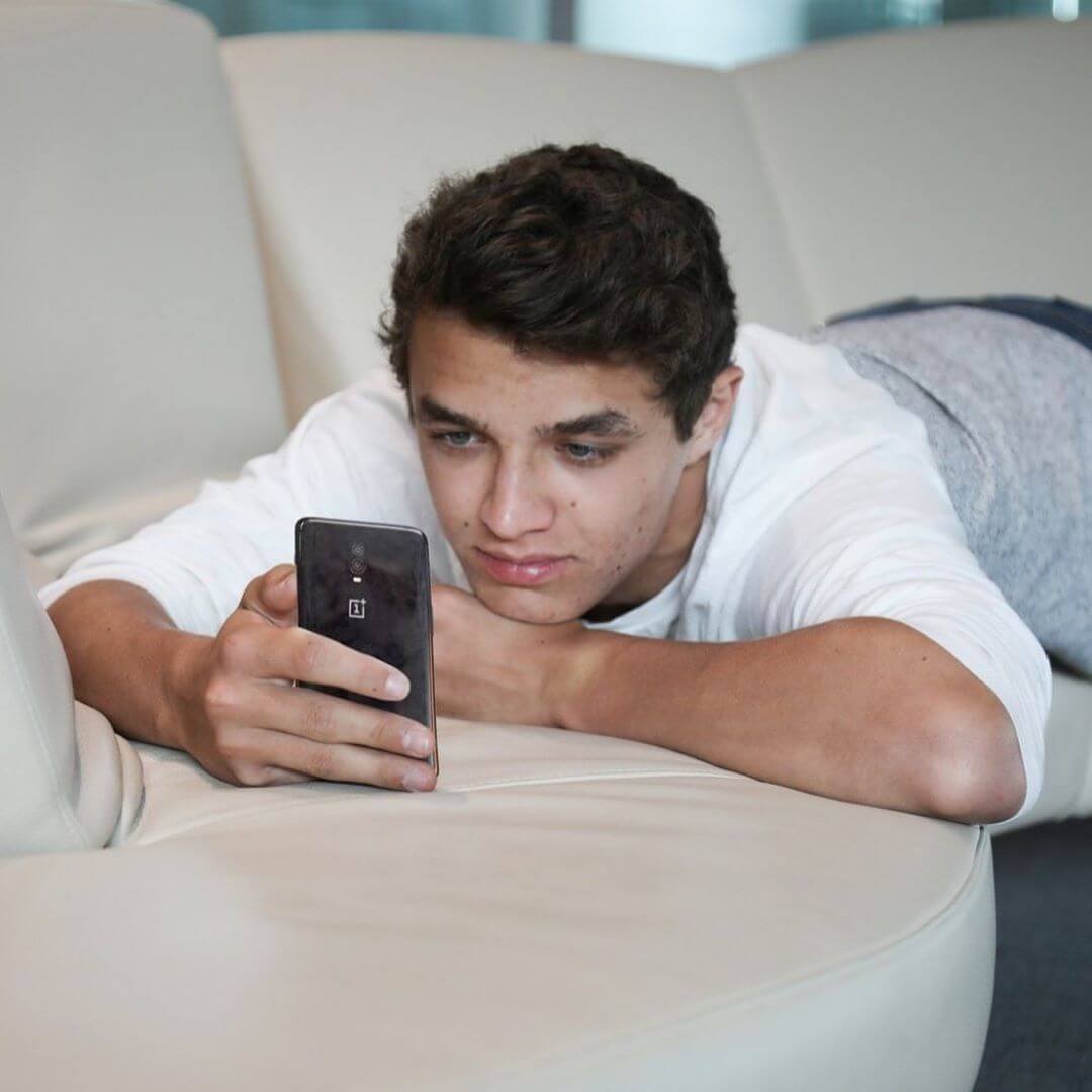 ¿Cuál es la relación entre la sensación de soledad y la adicción a las redes sociales?