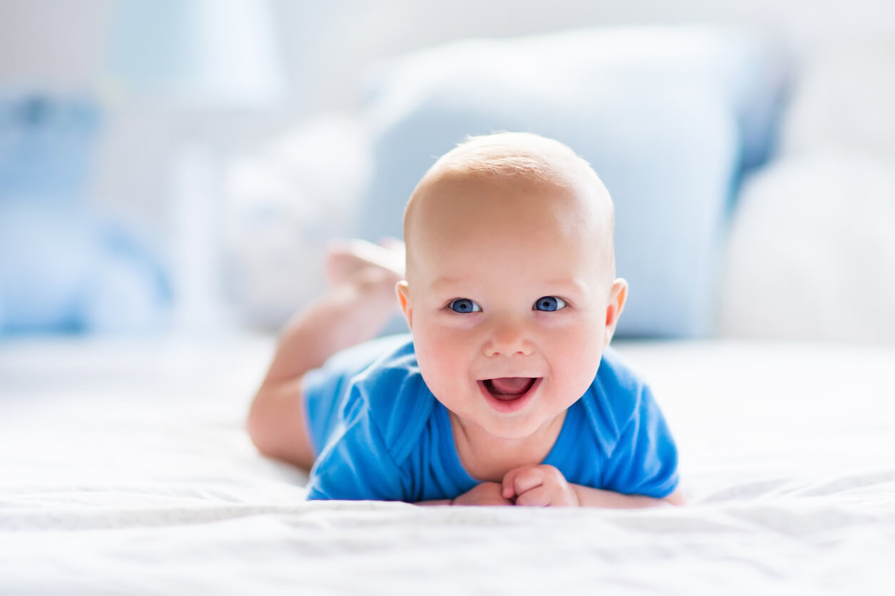 Un bébé allongé sur le ventre.