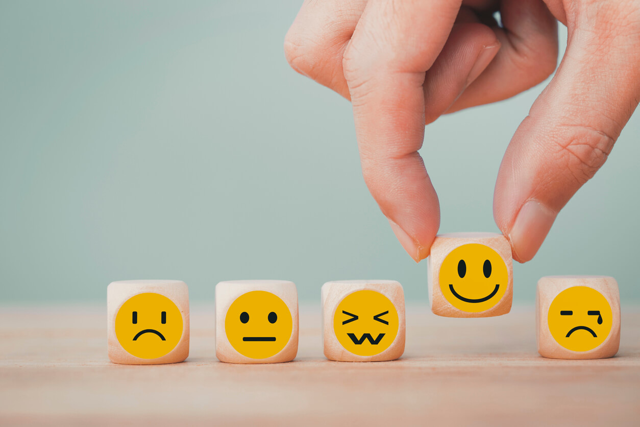 Terninger med emoji-ansikter som viser forskjellige følelser.