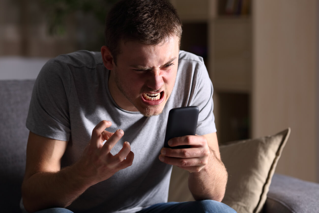 Un jeune homme agressif.