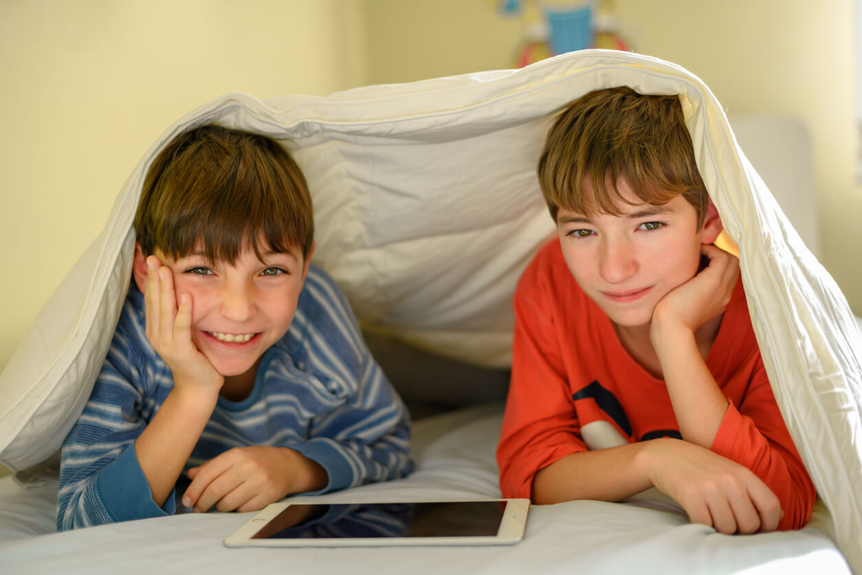 Cómo preparar a tu hijo para compartir la habitación