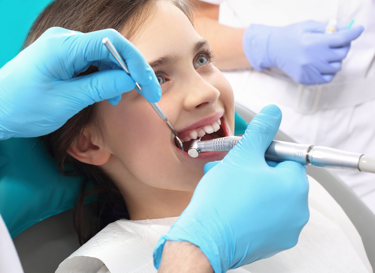 Een kind bij de tandarts