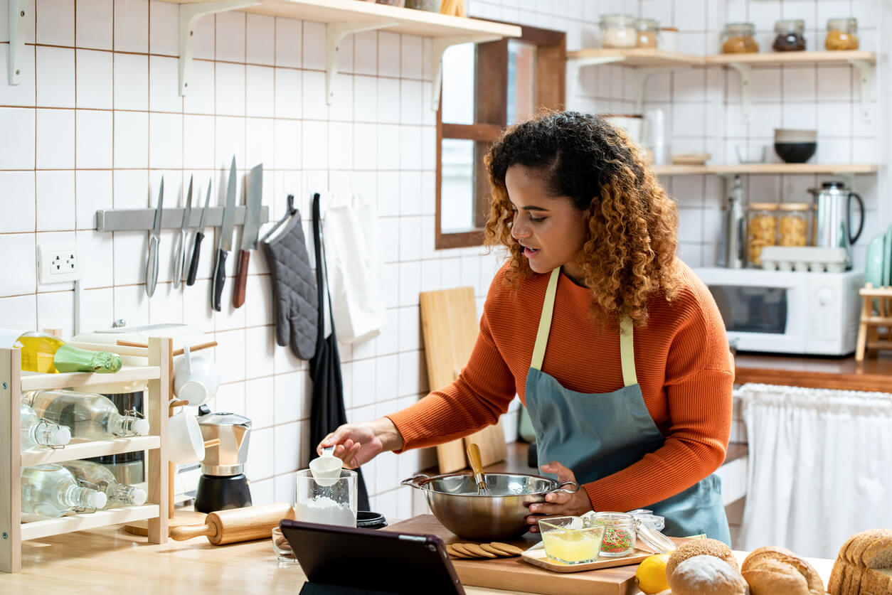 Une adolescente qui cuisine.