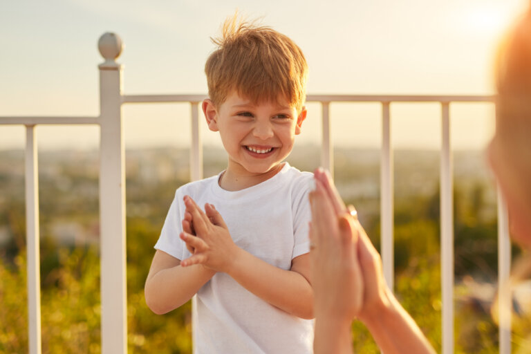 Cómo elogiar a tus hijos de forma constructiva