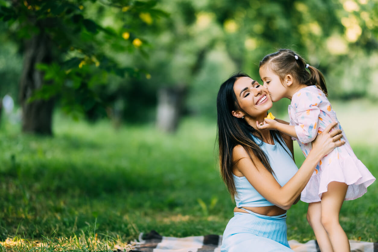 Une mère et sa fille qui échange un bisou.