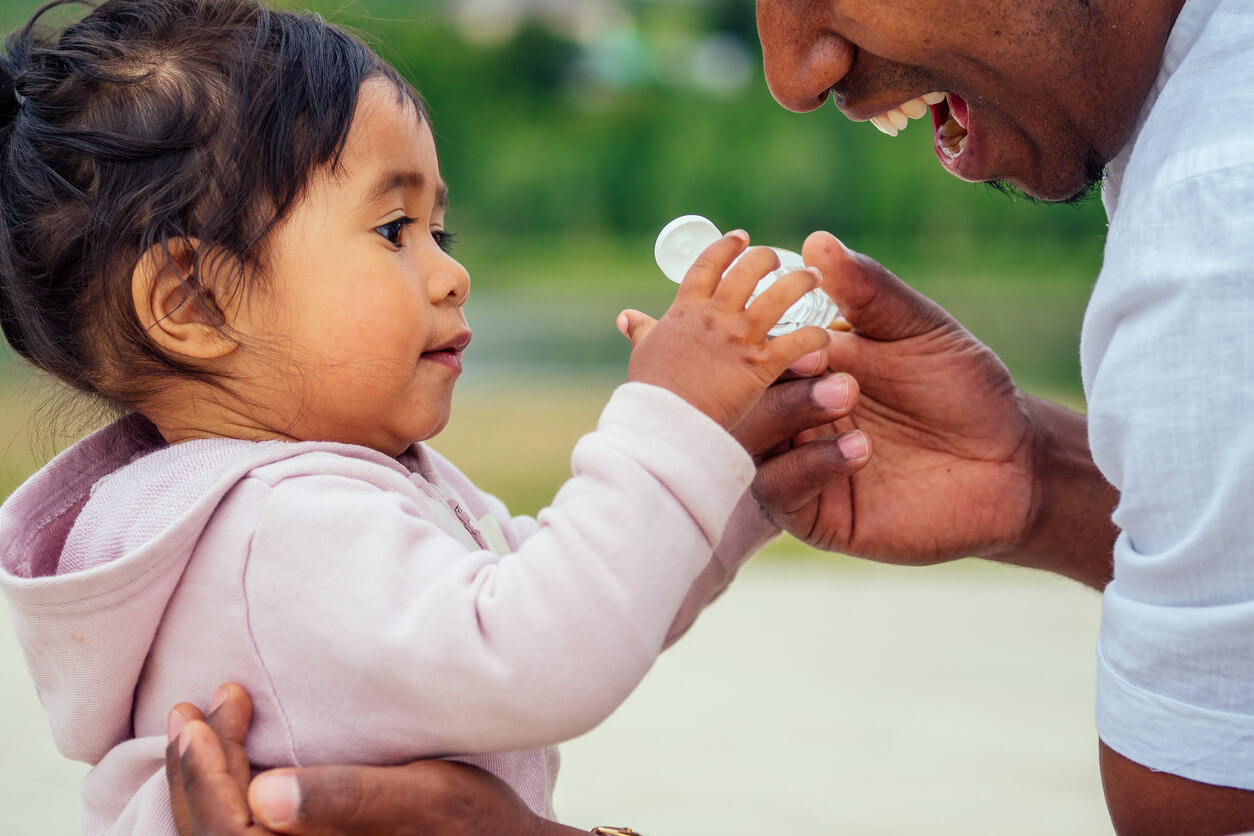 Un papa et sa petite fille.