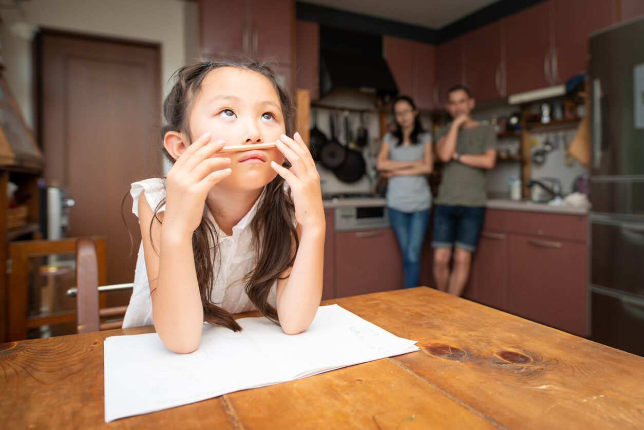 Une jeune fille qui fait ses devoirs. 