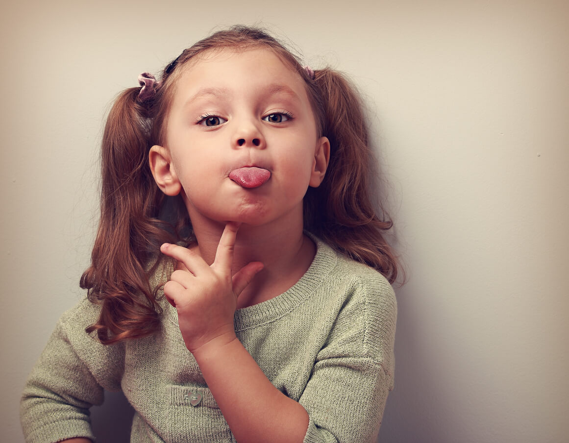 Une jeune fille qui tire la langue.