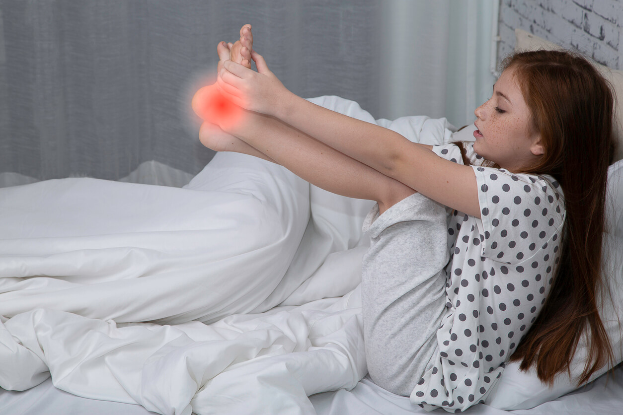 Une jeune fille qui souffre au pied.