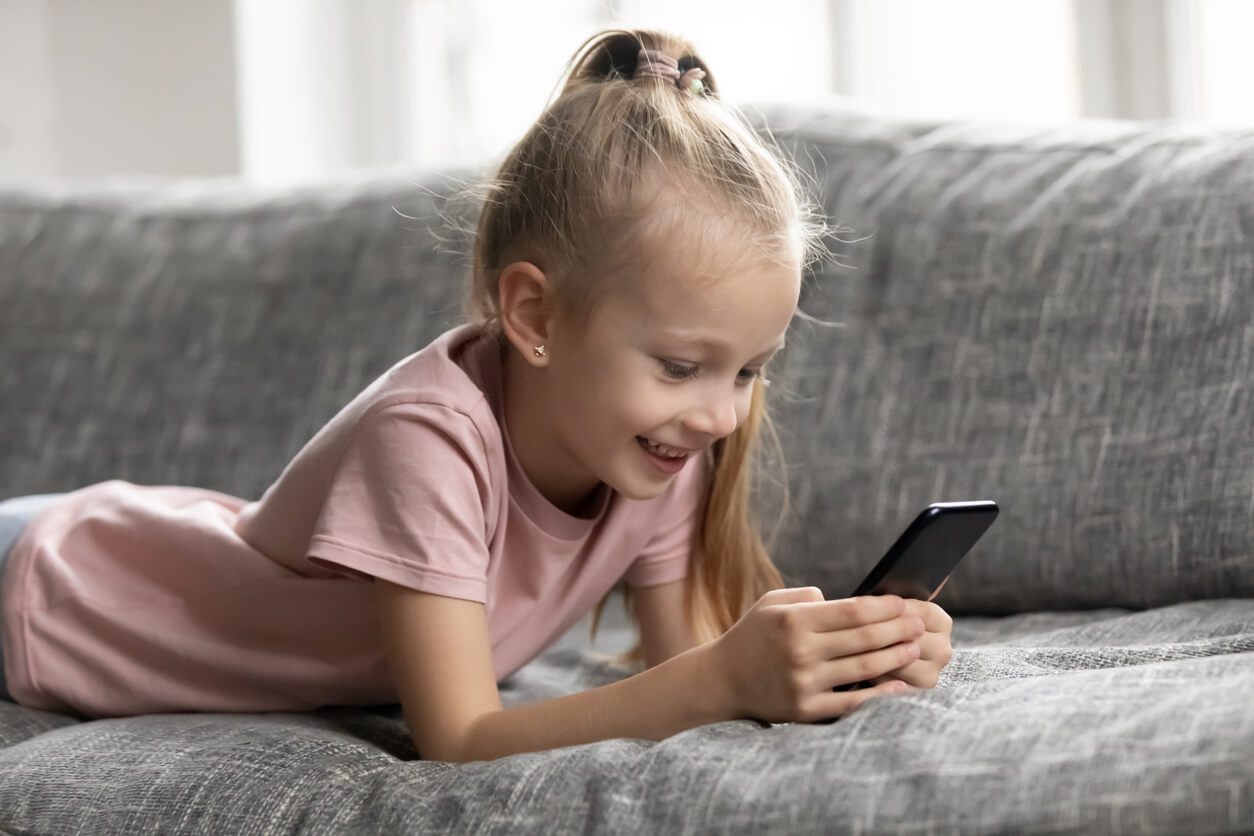 Une jeune fille sur un téléphone.