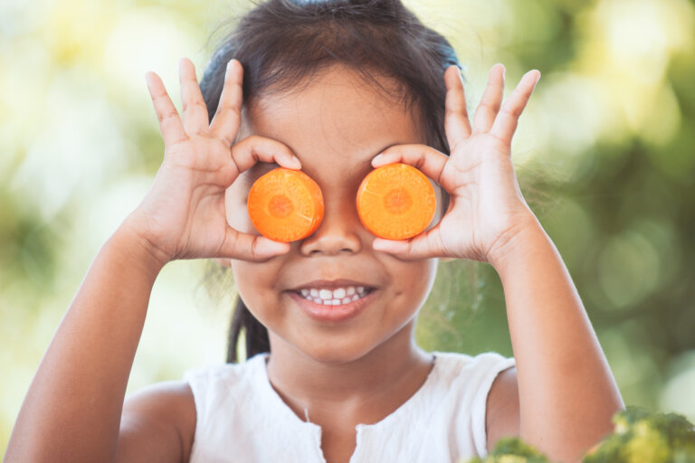 6 alimentos vegetales que aseguran una buena salud visual en los niños