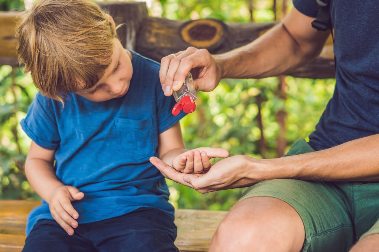 Gel hydroalcoolique et enfant.