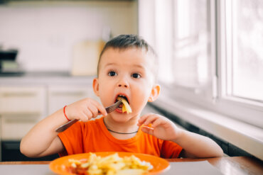 ¿Cómo influye la alimentación en la salud bucal de los niños?