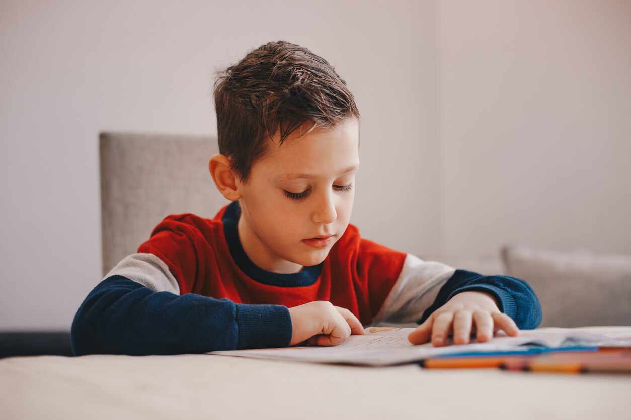 Un jeune garçon qui étudie.