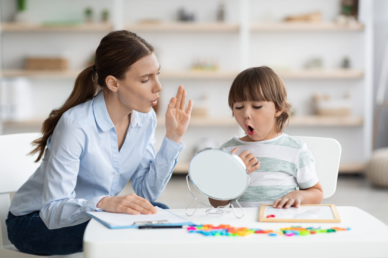 Une orthophoniste avec un enfant.