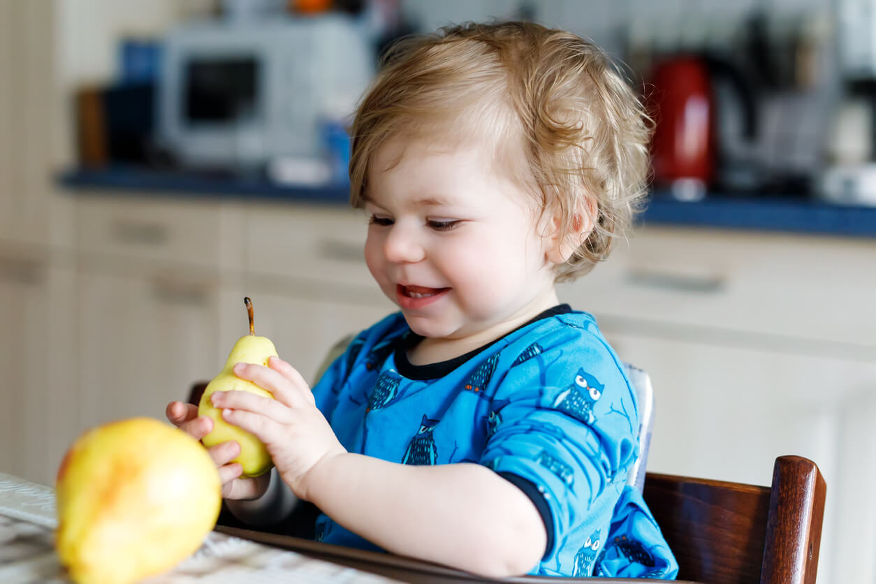 Un enfant avec des fruits.