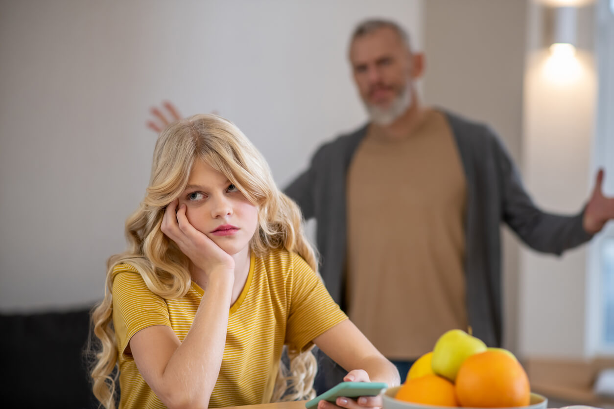 Une jeune adolescente et son père. 