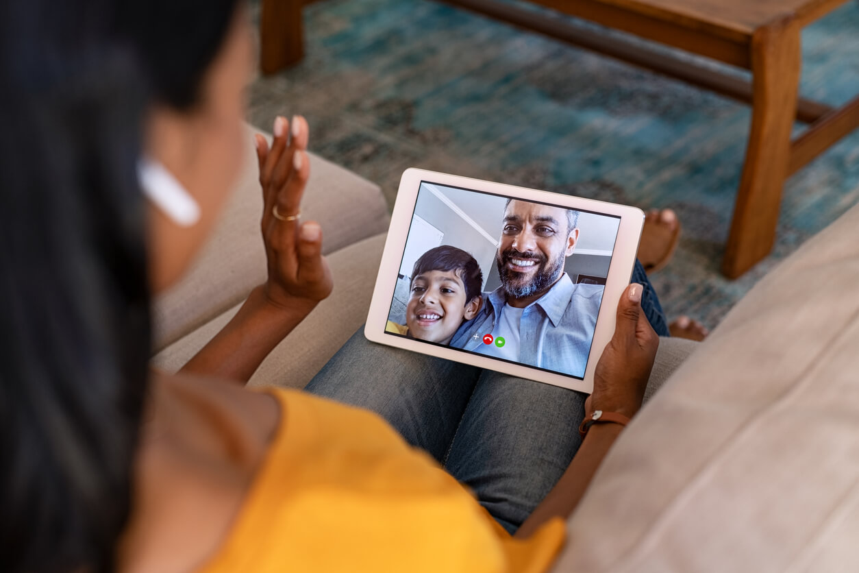 Paternidad a distancia: ¿cómo mantener el vínculo con tu hijo?