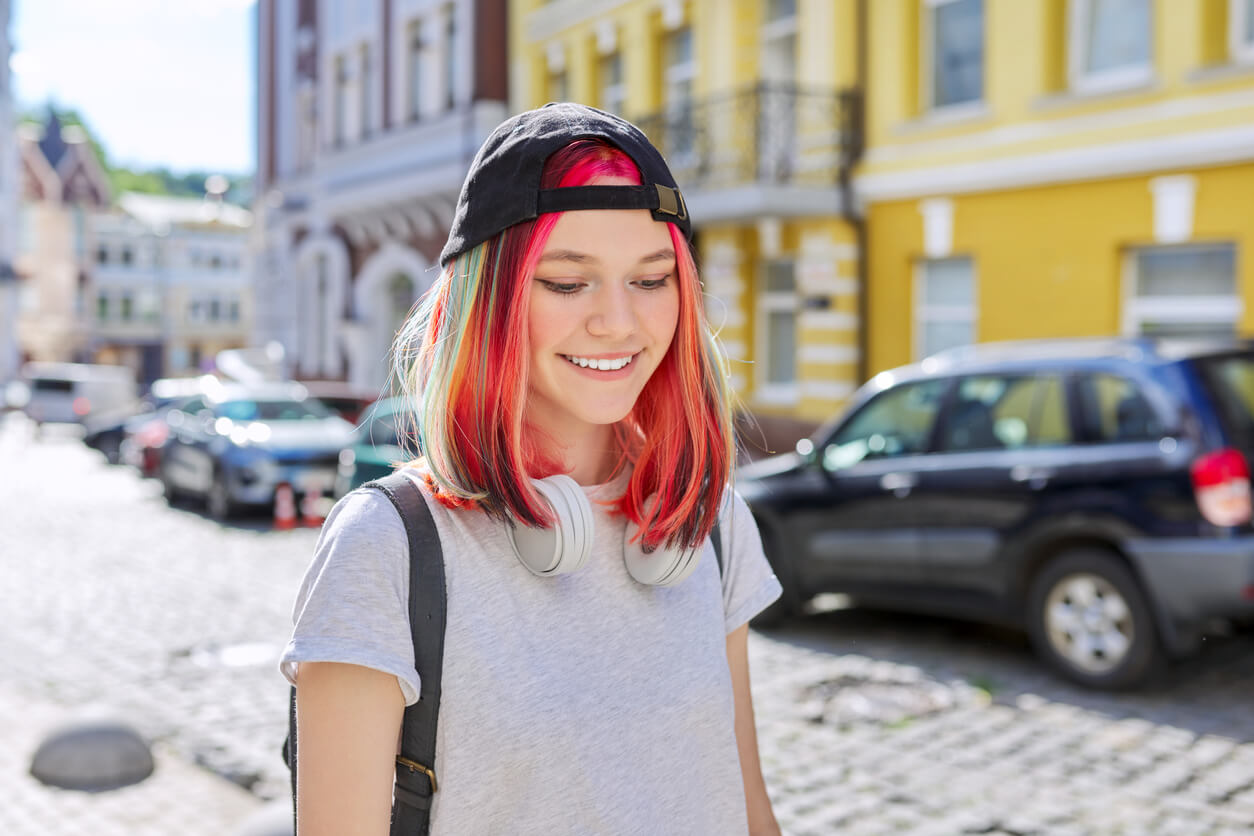 Een tiener met verschillende kleuren in haar haar