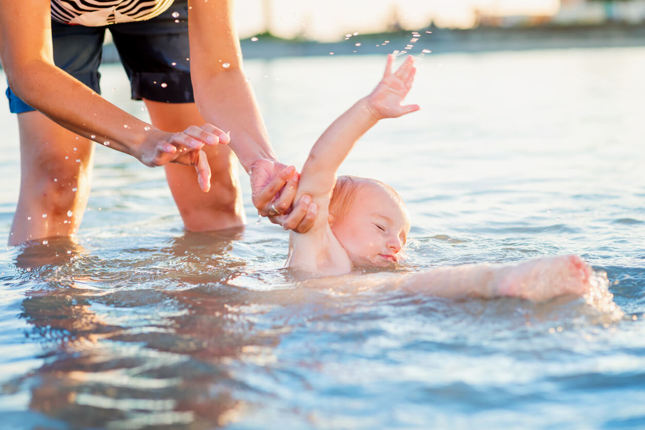Un bébé dans l'eau. 