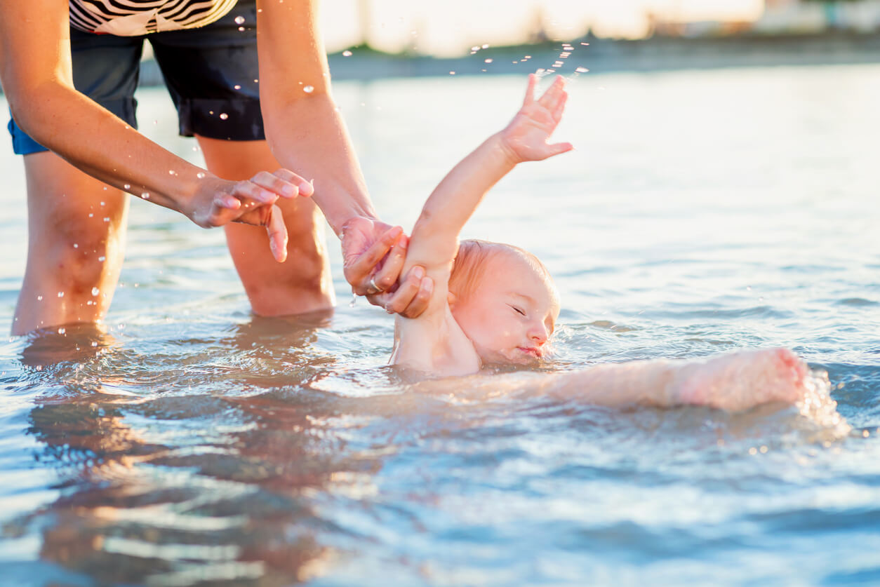 Un bébé dans l'eau.