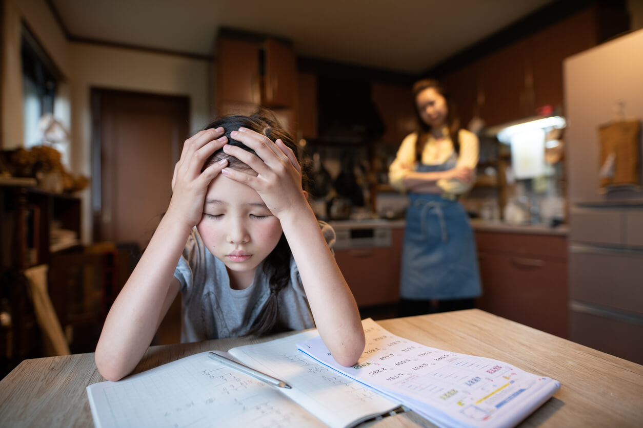 Een kind heeft moeite met haar huiswerk