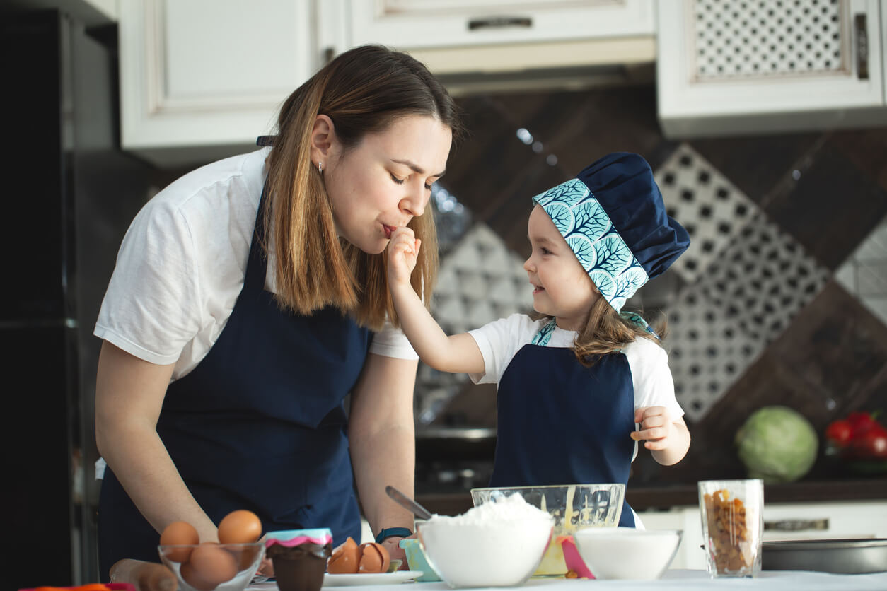 Moeder en dochter samen in de keuken