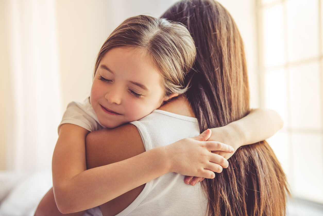En mor giver datter et kram