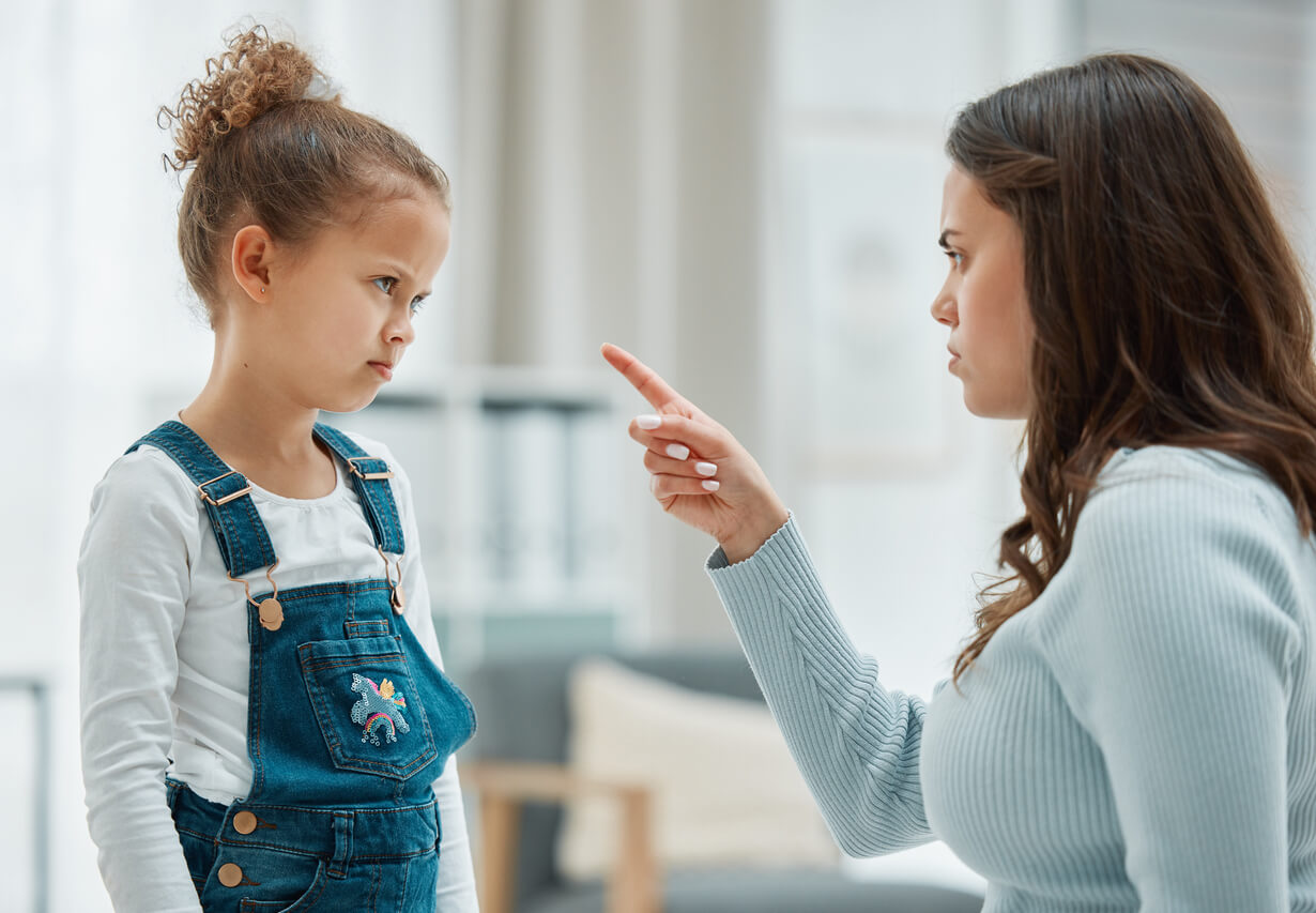 Criar a los hijos con amenazas: es peligroso y no funciona