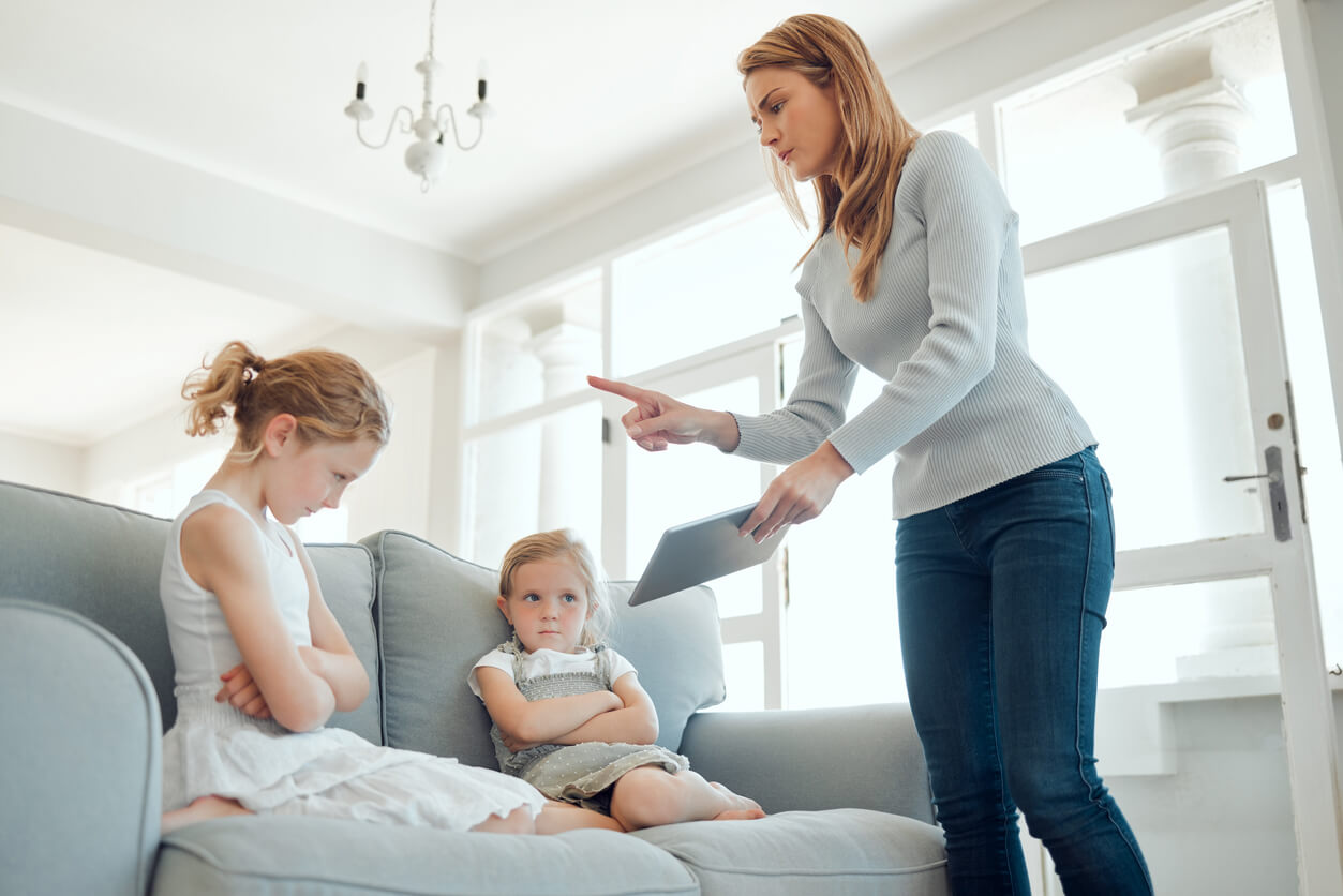 Une maman qui menace ses enfants.