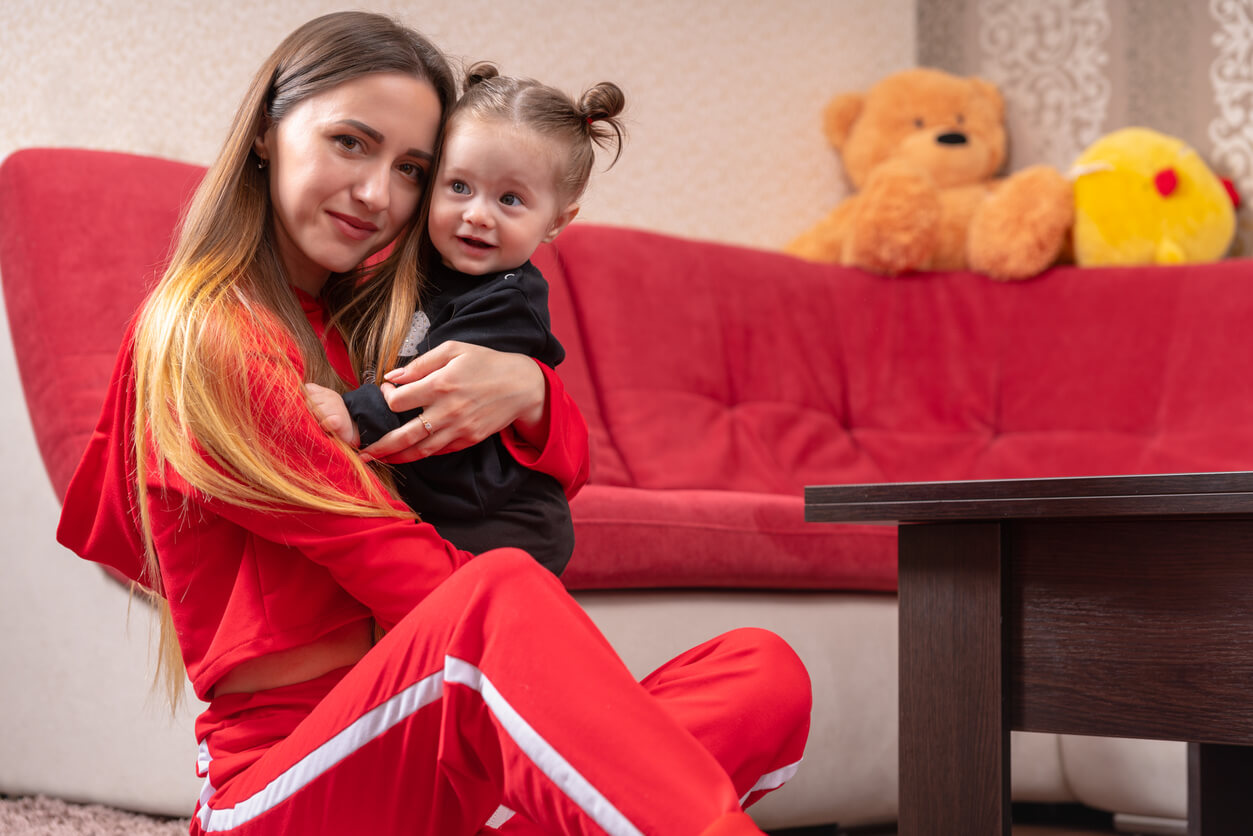 Une mère qui fait un câlin à sa fille.