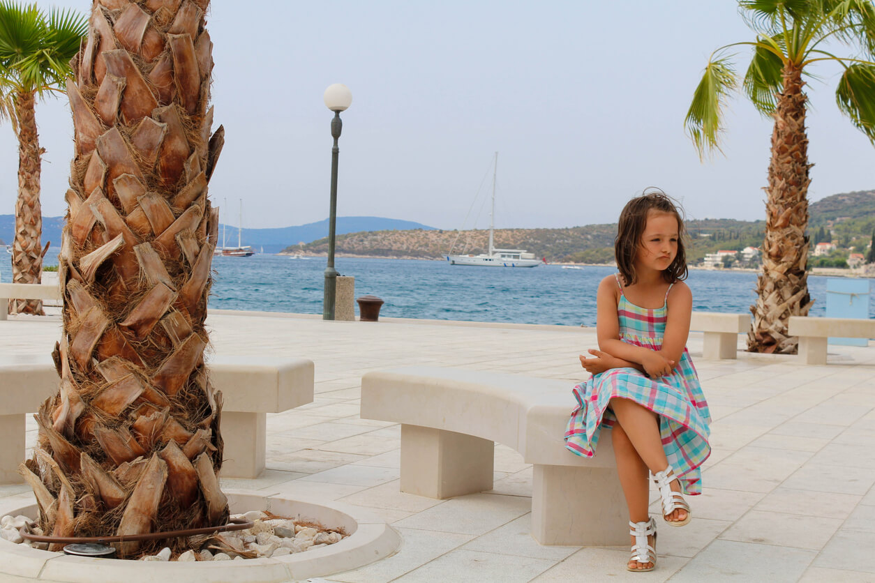 Une jeune fille au bord de la mer.