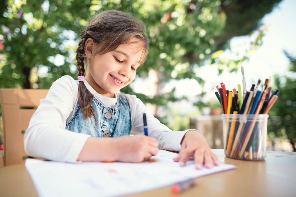 Une jeune fille qui dessine.