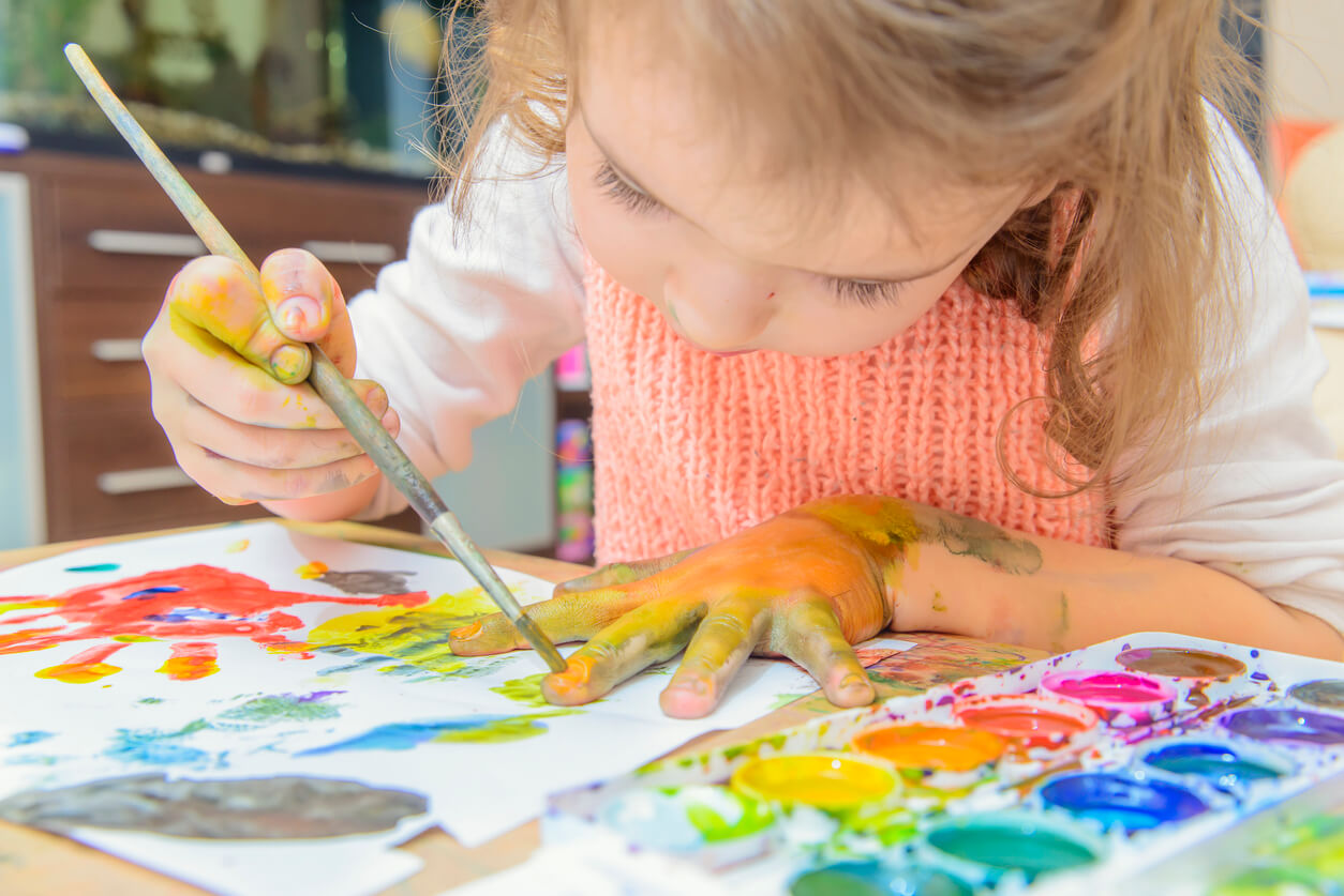 Los beneficios de las manualidades en los niños