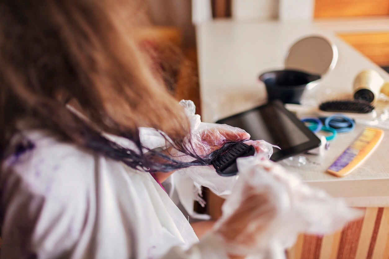¿Qué hago si mi hijo o hija quiere pintarse el pelo?