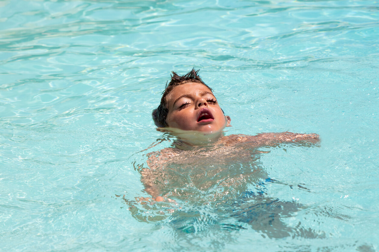 Un enfant dans une piscine.
