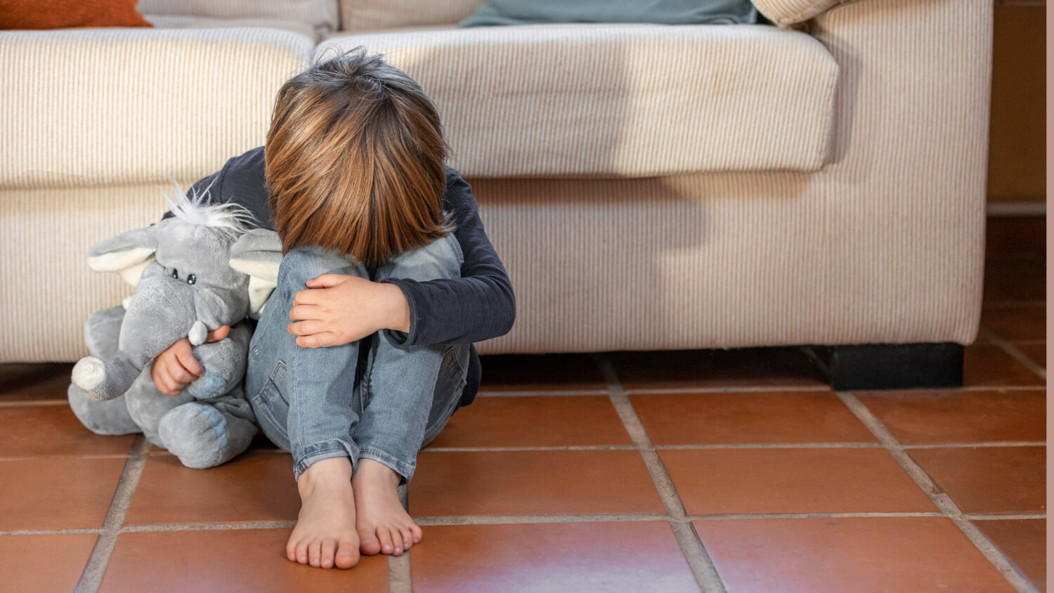 Niño triste con remordimiento