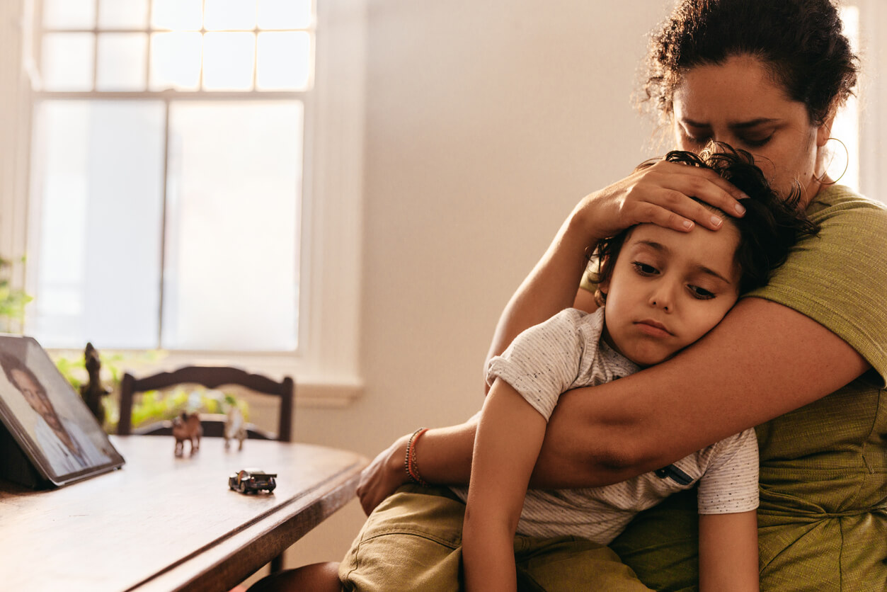 Mor krammer trist barn som eksempel på at acceptere børns følelser