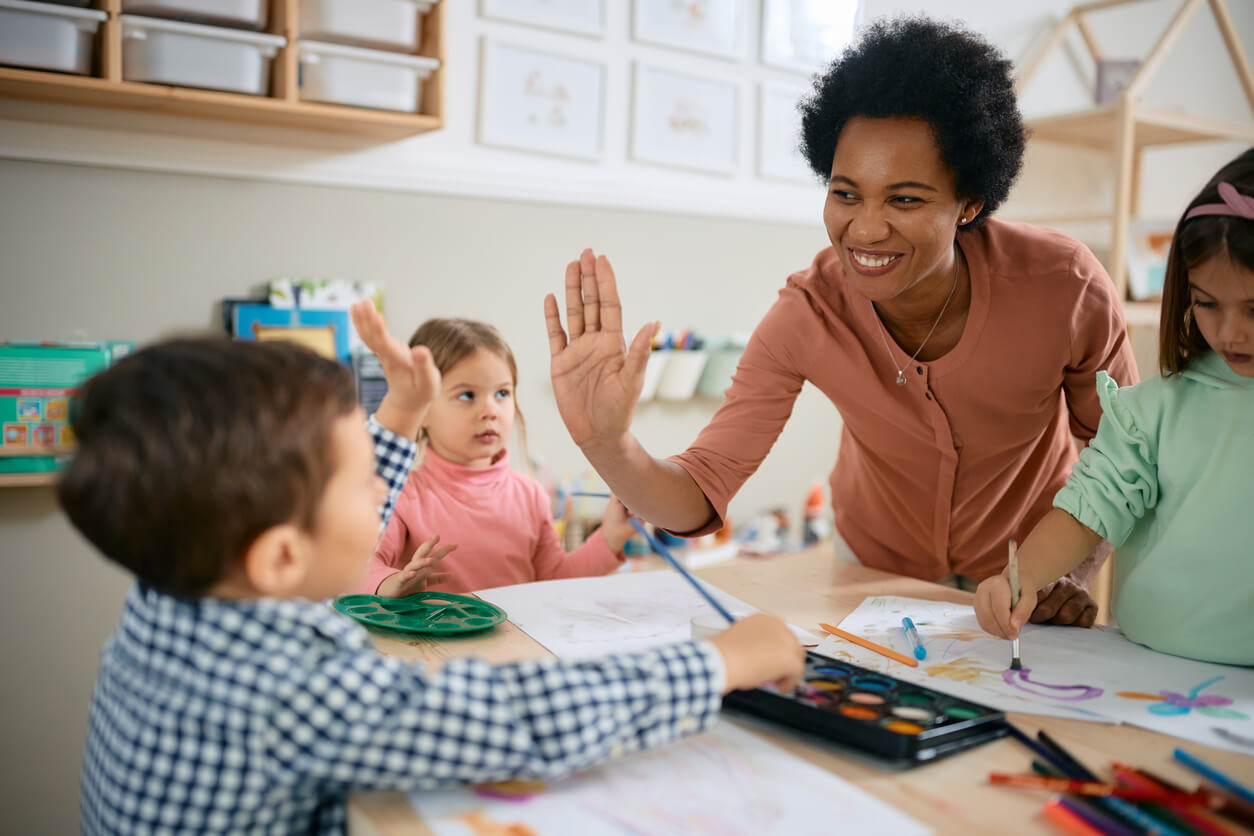 Une enseignante avec ses élèves.