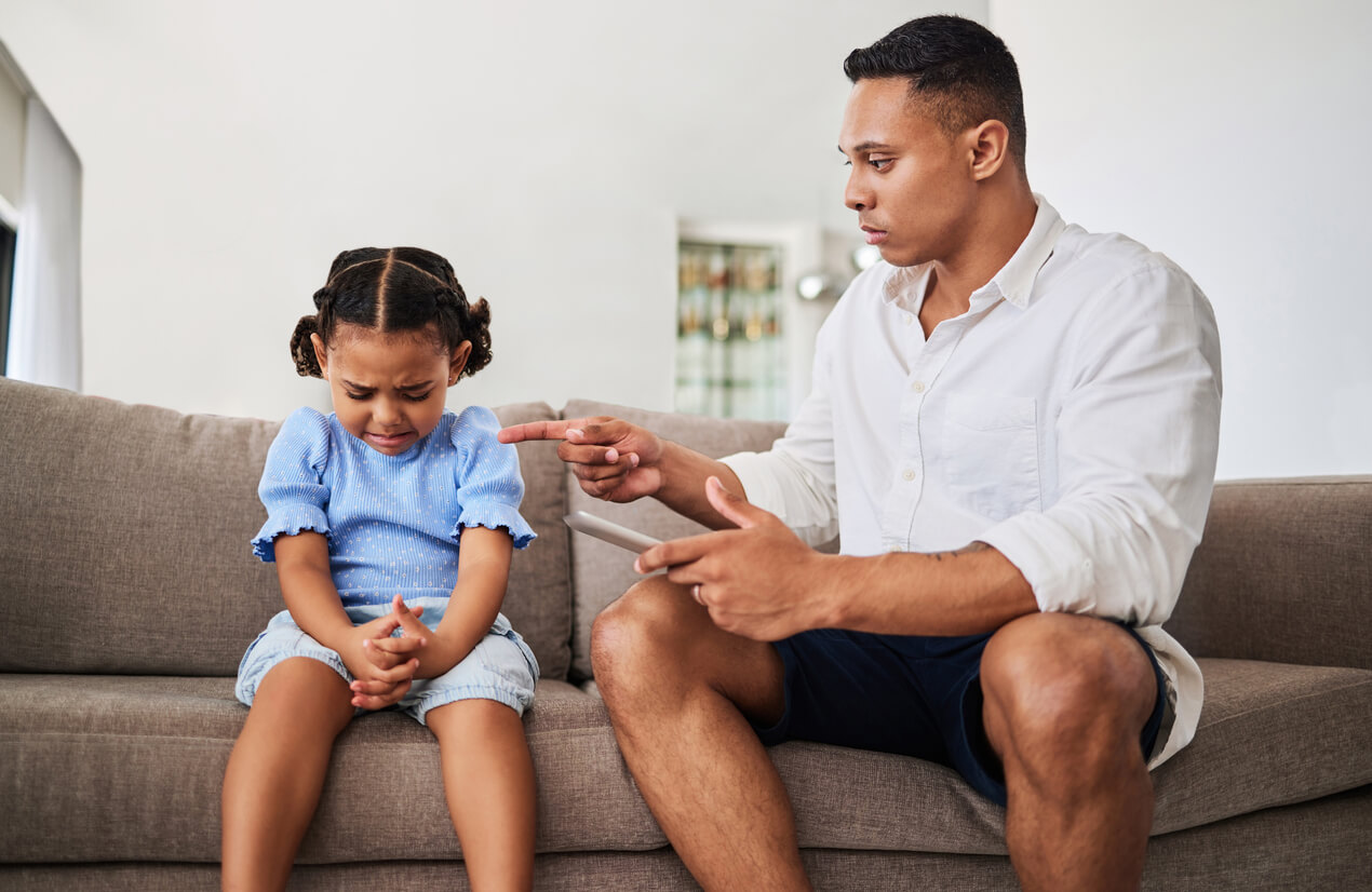 Un papa qui menace sa fille.