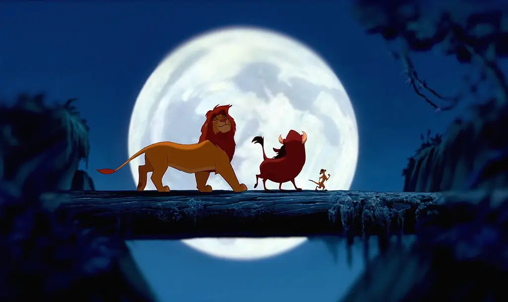 Simba, Pumba och Timon går över en stock i djungeln medan de sjunger Hakuna Matata.