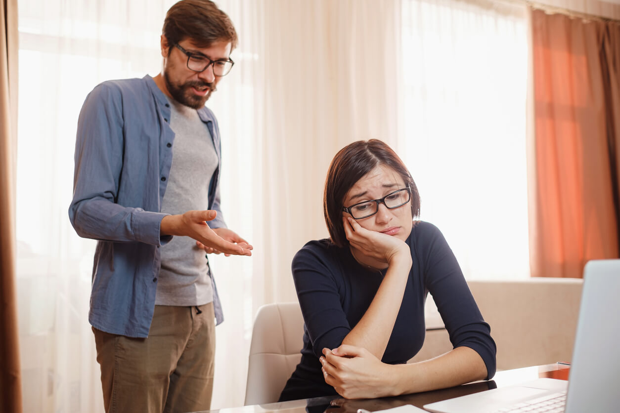 Un couple qui travaille à la maison.