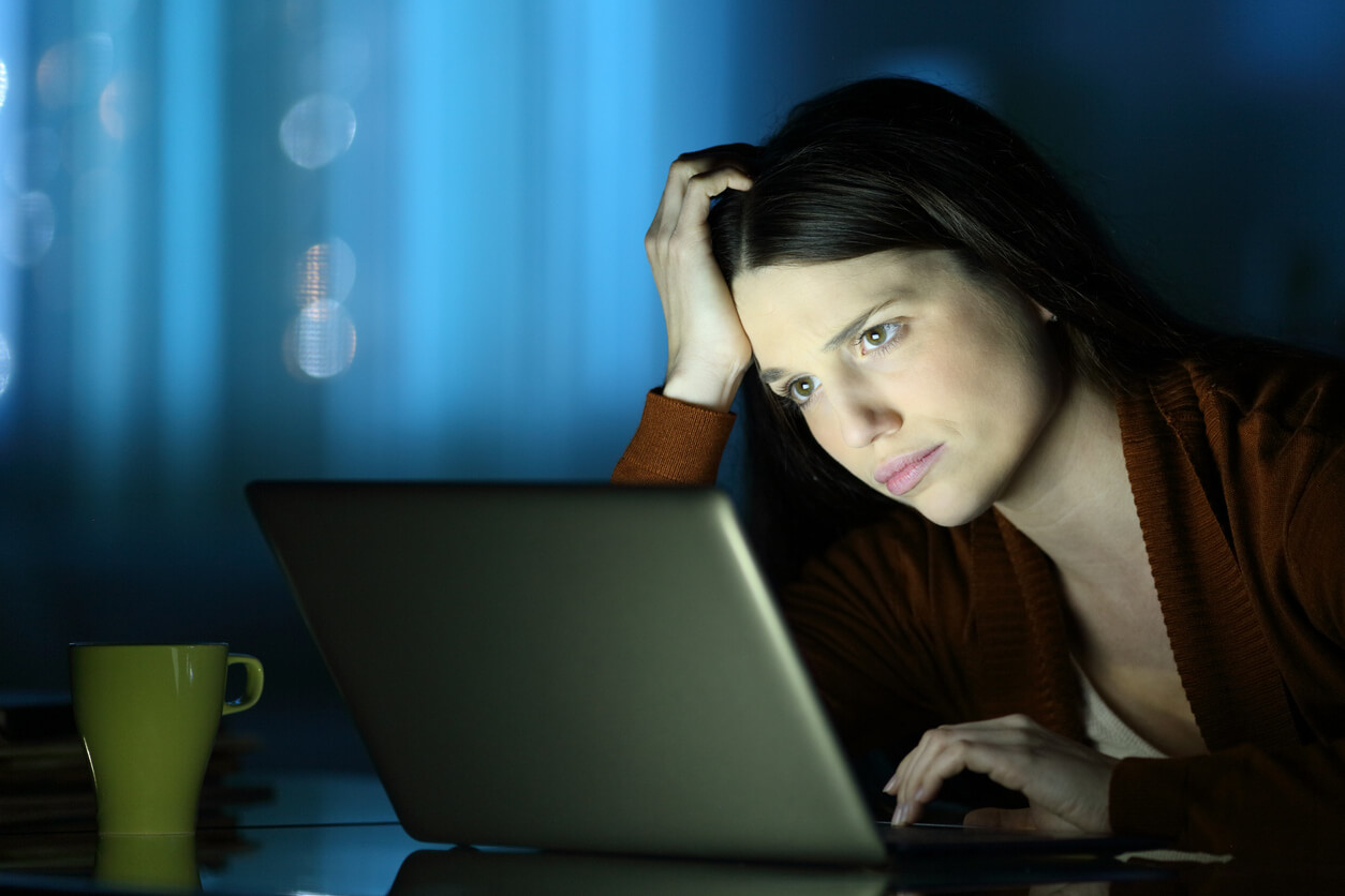 Een vrouw werkt nog laat in de avond