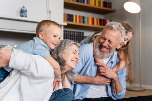 Abuelos y nietos jugando