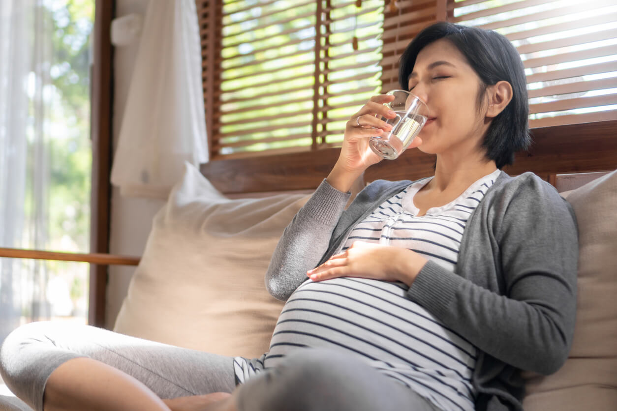 Une femme enceinte qui boit. 