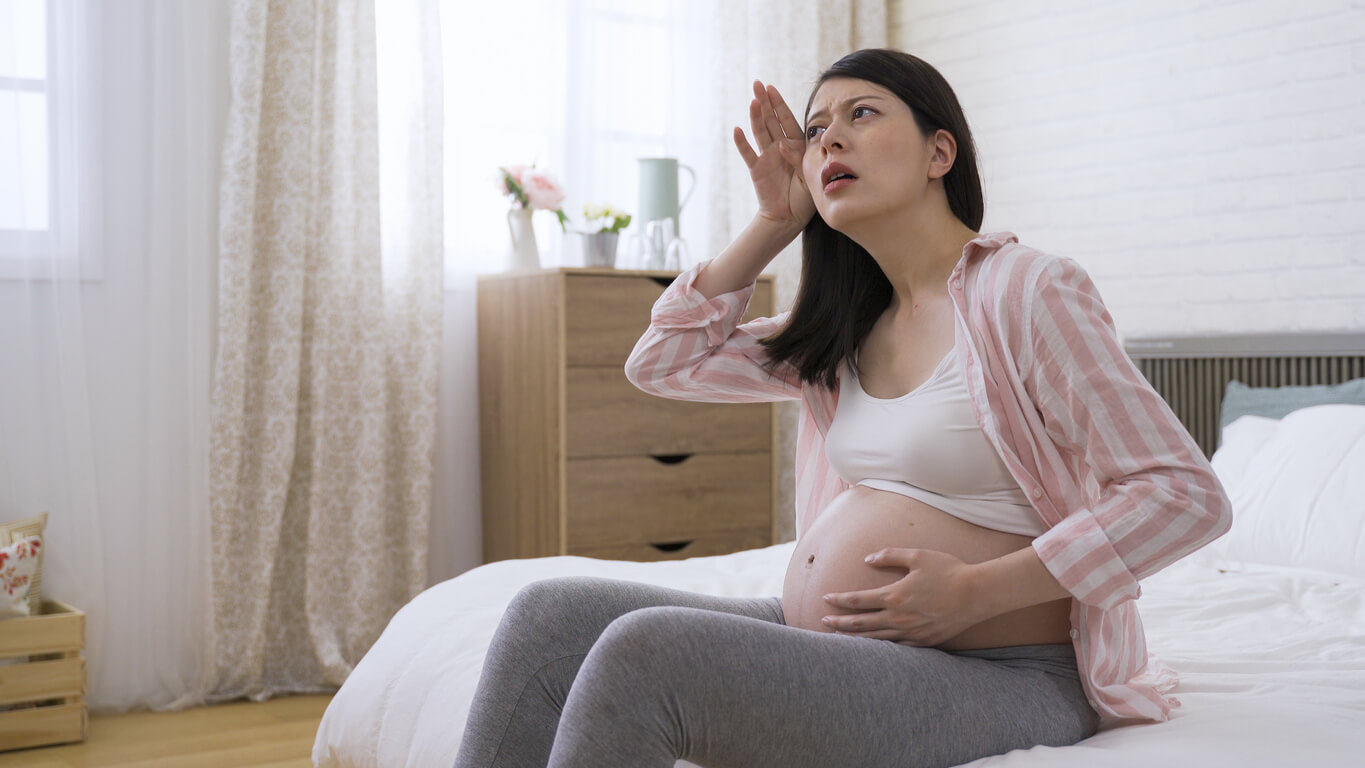 Une femme enceinte qui a chaud.