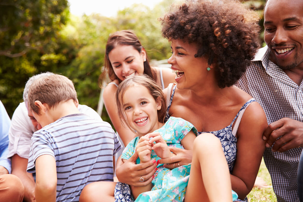 Rencontre entre familles mixtes.