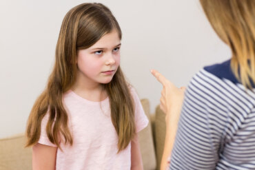¿Debo disciplinar a mi hijo en público?