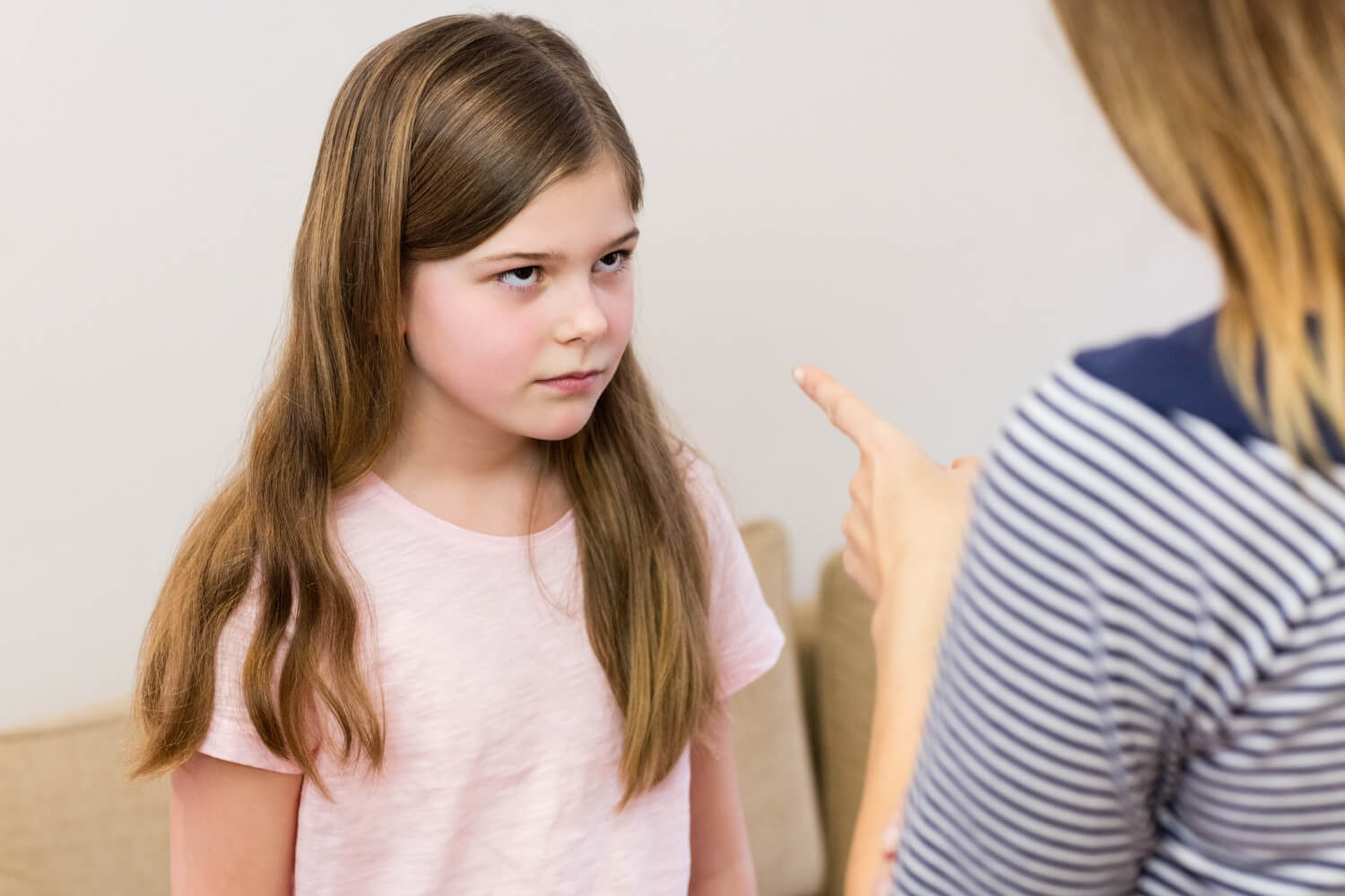 ¿Debo disciplinar a mi hijo en público?