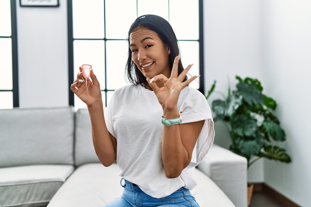 Kvinde holder menstruationskop
